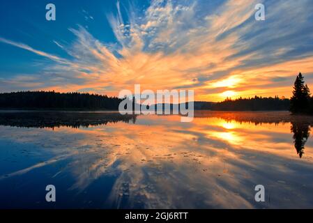 Canada, Quebec, Parco Nazionale la Mauricie. Riflesso delle nuvole a Lac du Fou all'alba. Credit as: Mike Grandmaison / Jaynes Gallery / DanitaDelimon Foto Stock