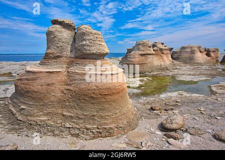 Canada, Quebec, Mingan Arcipelago National Park Reserve. Formazioni rocciose erose. Credit as: Mike Grandmaison / Jaynes Gallery / DanitaDelimont. com Foto Stock