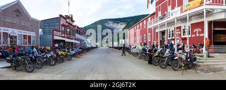 Canada, Yukon Territory, Moto linea 2a Avenue a Dawson City durante l'annuale giro Dust to Dawson. Foto Stock