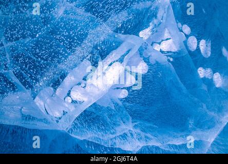 Lago Baker, Nunavut, Canada. Modelli di ghiaccio causati da bolle d'aria intrappolate nel lago congelato. Foto Stock