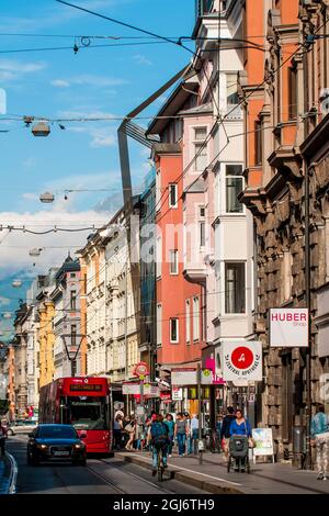 Scena stradale nella Città Vecchia, Innsbruck, Tirolo, Austria. Foto Stock