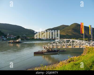 Traghetto in funivia vicino a Spitz che attraversa il Danubio nella zona vinicola, patrimonio dell'umanità dell'UNESCO. Austria inferiore Foto Stock