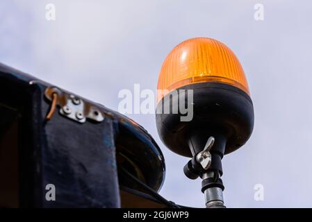 Girofaro di sicurezza arancione sulla cabina dell'attrezzatura dello stabilimento Foto Stock