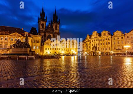 Chiesa di Tyn all'alba su ciottoli bagnati in Piazza della Città Vecchia a Praga, Repubblica Ceca Foto Stock