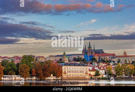 Castello di Praga e fiume Moldava a Praga, Repubblica Ceca Foto Stock