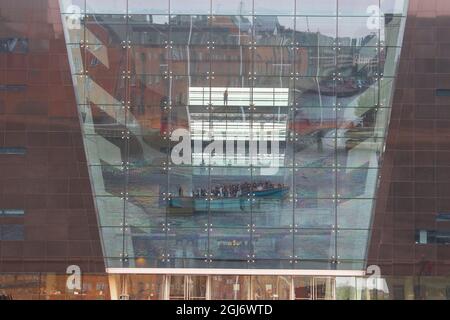 Riflessi dell'area circostante nel Black Diamond Building di Copenhagen, noto anche come Royal Danish Library. Foto Stock