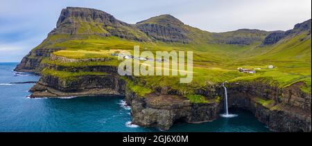 Europa, Isole Faroe. Veduta aerea del villaggio di Gasadalur e cascata Mulafossur sull'isola di Vagar. Foto Stock