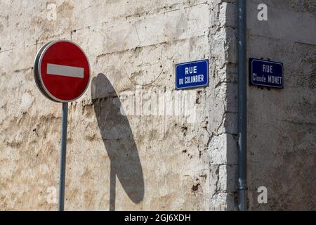 Francia, Giverny. Angolo dell'edificio e segnaletica in città. Credit as: Wendy Kaveney / Jaynes Gallery / DanitaDelimont. com Foto Stock
