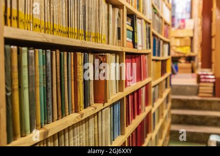 Europa, Francia, Haute-Vienne, Limoges. Vecchi libri in negozio a Limoges. (Solo per uso editoriale) Foto Stock