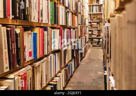 Europa, Francia, Haute-Vienne, Limoges. Vecchi libri in negozio a Limoges. (Solo per uso editoriale) Foto Stock