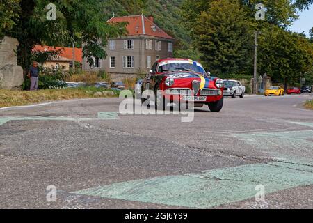 VIF, FRANCIA, 2 settembre 2021 : Tour Auto Optic 2000 terza tappa si avvicina alle strade del Vercors. Vero museo all'aperto, Tour Auto è un'ode Foto Stock