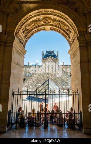 Leoh Ming Pei piramide di vetro nel cortile Napoleone, il Louvre, Parigi, Francia. (Solo per uso editoriale) Foto Stock