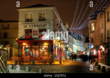 Scena notturna di strada nel quartiere di Montmartre a Parigi, Francia. Foto Stock