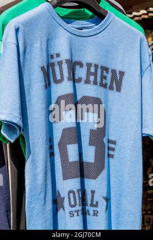 Souvenir al Viktualienmarkt un mercato centrale di cibo o agricoltori, Monaco, Baviera, Germania. Foto Stock