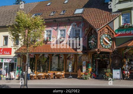 Triberg, Germania. Foresta Nera famosa per i negozi e i negozi di orologi a cucù. Foto Stock