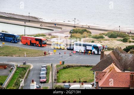 Un furgone gelato parcheggiato incongruamente nella fila di autobus di squadra a West Shore, Llandudno per il finale del Tour of Britain 2021 fase 4 Foto Stock