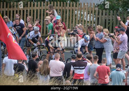 Il gruppo di piloti leader sulla ripida salita del Gran Orme, Llandudno per il finale del Tour of Britain 2021 fase 4 Foto Stock