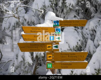 Cartello per escursionisti. Inverno al Monte Lusen nel Parco Nazionale della Foresta Bavarese (Bayerischer Wald). Europa centrale, Germania, Baviera. (Solo per uso editoriale) Foto Stock