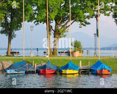 Porto e lungolago a Prien. Lago Chiemsee nel Chiemgau. Ai piedi delle Alpi bavaresi in alta Baviera, Germania Foto Stock