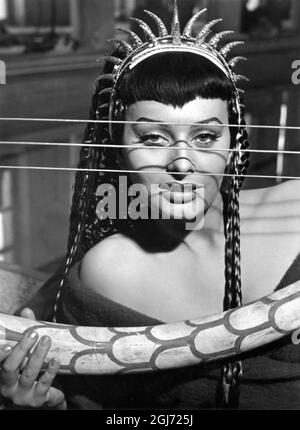 SOPHIA LOREN Ritratto con la lira egiziana in DUE NOTTI CON CLEOPATRA aka DUO NOTTI con CLEOPATRA 1954 regista MARIO MATTOLI storia / sceneggiatura Ruggero Maccari ed Ettore Scola Costume design Gaia Romanini Excelsa Film / Rosa Film / Minerva Film Foto Stock