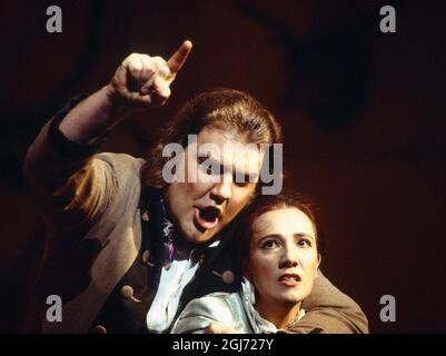 Bryn Terfel (Figaro), Monica Bacelli (Cherubino) in LE NOZZE DI FIGARO alla Royal Opera, Covent Garden, Londra WC2 25/04/1994 musica: Wolfgang Amadeus Mozart libretto: Lorenzo da Ponte Direttore: Harmut Haenchen Set design: Xenia Hausner costumi: Peter Pabst illuminazione: Franz David regista: Johannes Schaaf Foto Stock