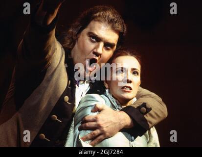 Bryn Terfel (Figaro), Monica Bacelli (Cherubino) in LE NOZZE DI FIGARO alla Royal Opera, Covent Garden, Londra WC2 25/04/1994 musica: Wolfgang Amadeus Mozart libretto: Lorenzo da Ponte Direttore: Harmut Haenchen Set design: Xenia Hausner costumi: Peter Pabst illuminazione: Franz David regista: Johannes Schaaf Foto Stock