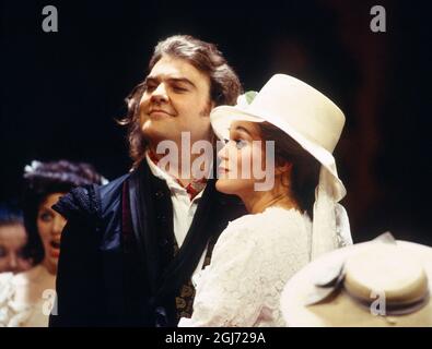 Bryn Terfel (Figaro), Sylvia McNair (Susanna) in LE NOZZE DI FIGARO alla Royal Opera, Covent Garden, Londra WC2 25/04/1994 musica: Wolfgang Amadeus Mozart libretto: Lorenzo da Ponte Direttore: Harmut Haenchen Set design: Xenia Hausner costumi: Peter Pabst illuminazione: Franz David regista: Johannes Schaaf Foto Stock