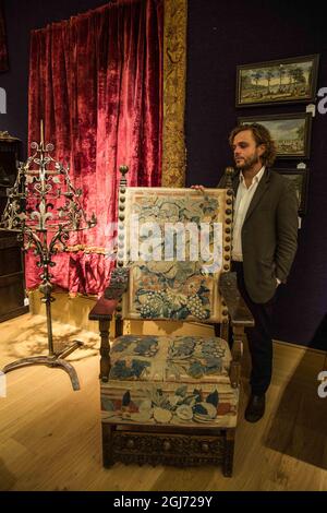 Londra UK 09 Settembre 2021 Arredamenti e tessuti in stile vernacolare dalla Collezione di Lady Hamlyn Poltrona italiana in noce barocca del tardo XVII secolo. Stima: £6,000-8,000. Grande pavimento standig adirugh ferro 19 Century Est £800-1200 candelabra Paul Quezada-Neiman/Alamy Live News Foto Stock