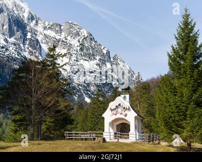 Cappella Maria Konigin al lago Lauter vedere vicino Mittenwald, catena montuosa Wetterstein sullo sfondo, Germania, Baviera Foto Stock