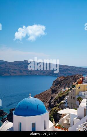 Tradizionale chiesa greco-ortodossa a cupola blu a Oia, Santorini, Grecia. Foto Stock