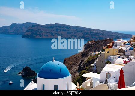 Tradizionale chiesa greco-ortodossa a cupola blu a Oia, Santorini, Grecia. Foto Stock