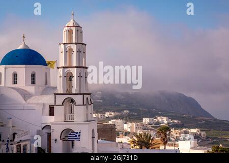 Tradizionale chiesa greco-ortodossa a cupola blu con campanile e croce a Pyrgos, Santorini, Grecia. Foto Stock