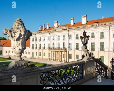 Il cortile e la grande scala. Palazzo Esterhazy chiamato anche Eszterhaza o Fertoed. Parte del sito patrimonio mondiale dell'UNESCO Fertoe - Neusiedlersee Cu Foto Stock