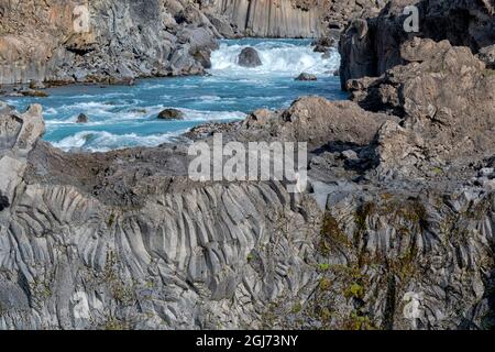 Islanda, Highlands, Sprengisandur Highland Road, fiume Skjalfandafljot. Il fiume scorre attraverso formazioni basaltiche contorte. Foto Stock