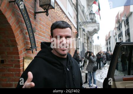 IL raper DEGLI STATI UNITI Vanilla Ice scherza con i fotografi mentre lascia l'hotel nella città vecchia di Vilnius. Vanilla Ice e l'ex superstar del basket NBA Dennis Rodmann stanno prendendo parte alla nuova pubblicità filmata per il hotels.com. Foto Stock