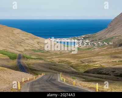 Villaggio in Patreksfjordur situato sulla riva del fiordo corrispondente. Il remoto Westfjords nel nord-ovest dell'Islanda. Foto Stock