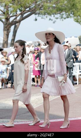 MONTE CARLO 20110702 Caroline Principessa di Hannover e sua figlia la Principessa Alexandra arriveranno per le nozze religiose del Principe Alberto II con Charlene Wittstock nel Palazzo del Principe di Monaco, 02 luglio 2011. Si prevede che circa 3500 ospiti seguiranno la cerimonia nel cortile principale del Palazzo. Foto: Maja Suslin / SCANPIX / Kod 10300 Foto Stock