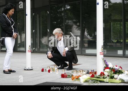 Vilnius 2011-07-23 2011-07-23 Vilnius Lituania. La coppia norvegese accende la candela all'Ambasciata di Norvegia a Vilnius il sabato sera 23 2011 luglio. Foto: Scanpix Baltics Foto Darius Mataitis / SCANPIX BALTICS / SCANPIX / Kod 20985 Ref: ***BETALBILD*** Foto Stock