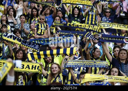 ISTANBUL 2011-09-20 più di 41,000 donne e bambini hanno riempito il Sukru Saracoglu Stadium per guardare Fenerbahce giocare contro Manisapor nella partita di calcio della Lega Turca a Istanbul, Turchia, Martedì, Settembre 20. 2011. La Turchia ha presentato una soluzione radicale per contrastare la violenza di massa nelle partite di calcio, che vieta gli uomini e lascia entrare solo donne e bambini. In base alle nuove regole approvate dall'associazione calcistica turca, solo le donne e i bambini al di sotto dei 12 anni saranno ammessi a guardare gratuitamente le partite che coinvolgono squadre che sono state sanzionate per il comportamento scorretto dei loro tifosi. Fenerbahce è stato ordinato di giocare due ore Foto Stock