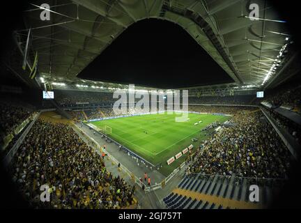 ISTANBUL 2011-09-20 più di 41,000 donne e bambini hanno riempito il Sukru Saracoglu Stadium per guardare Fenerbahce giocare contro Manisapor nella partita di calcio della Lega Turca a Istanbul, Turchia, Martedì, Settembre 20. 2011. La Turchia ha presentato una soluzione radicale per contrastare la violenza di massa nelle partite di calcio, che vieta gli uomini e lascia entrare solo donne e bambini. In base alle nuove regole approvate dall'associazione calcistica turca, solo le donne e i bambini al di sotto dei 12 anni saranno ammessi a guardare gratuitamente le partite che coinvolgono squadre che sono state sanzionate per il comportamento scorretto dei loro tifosi. Fenerbahce è stato ordinato di giocare due ore Foto Stock