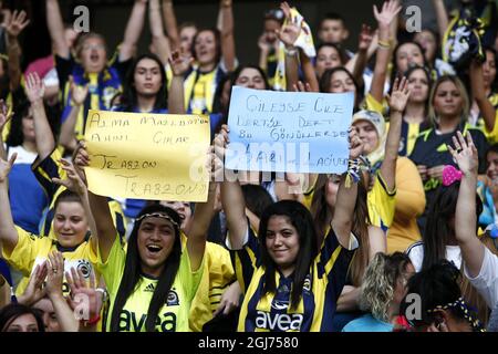 ISTANBUL 2011-09-20 più di 41,000 donne e bambini hanno riempito il Sukru Saracoglu Stadium per guardare Fenerbahce giocare contro Manisapor nella partita di calcio della Lega Turca a Istanbul, Turchia, Martedì, Settembre 20. 2011. La Turchia ha presentato una soluzione radicale per contrastare la violenza di massa nelle partite di calcio, che vieta gli uomini e lascia entrare solo donne e bambini. In base alle nuove regole approvate dall'associazione calcistica turca, solo le donne e i bambini al di sotto dei 12 anni saranno ammessi a guardare gratuitamente le partite che coinvolgono squadre che sono state sanzionate per il comportamento scorretto dei loro tifosi. Fenerbahce è stato ordinato di giocare due ore Foto Stock