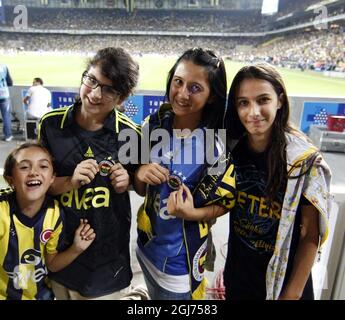 ISTANBUL 2011-09-20 più di 41,000 donne e bambini hanno riempito il Sukru Saracoglu Stadium per guardare Fenerbahce giocare contro Manisapor nella partita di calcio della Lega Turca a Istanbul, Turchia, Martedì, Settembre 20. 2011. La Turchia ha presentato una soluzione radicale per contrastare la violenza di massa nelle partite di calcio, che vieta gli uomini e lascia entrare solo donne e bambini. In base alle nuove regole approvate dall'associazione calcistica turca, solo le donne e i bambini al di sotto dei 12 anni saranno ammessi a guardare gratuitamente le partite che coinvolgono squadre che sono state sanzionate per il comportamento scorretto dei loro tifosi. Fenerbahce è stato ordinato di giocare due ore Foto Stock