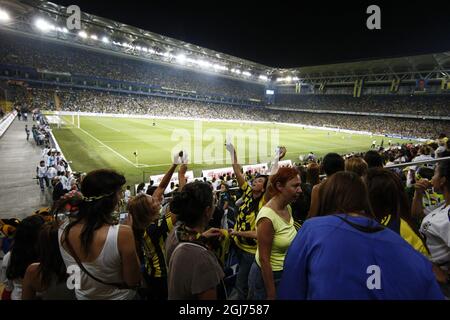 ISTANBUL 2011-09-20 più di 41,000 donne e bambini hanno riempito il Sukru Saracoglu Stadium per guardare Fenerbahce giocare contro Manisapor nella partita di calcio della Lega Turca a Istanbul, Turchia, Martedì, Settembre 20. 2011. La Turchia ha presentato una soluzione radicale per contrastare la violenza di massa nelle partite di calcio, che vieta gli uomini e lascia entrare solo donne e bambini. In base alle nuove regole approvate dall'associazione calcistica turca, solo le donne e i bambini al di sotto dei 12 anni saranno ammessi a guardare gratuitamente le partite che coinvolgono squadre che sono state sanzionate per il comportamento scorretto dei loro tifosi. Fenerbahce è stato ordinato di giocare due ore Foto Stock