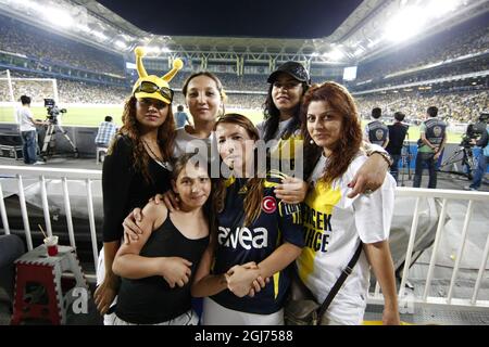 ISTANBUL 2011-09-20 più di 41,000 donne e bambini hanno riempito il Sukru Saracoglu Stadium per guardare Fenerbahce giocare contro Manisapor nella partita di calcio della Lega Turca a Istanbul, Turchia, Martedì, Settembre 20. 2011. La Turchia ha presentato una soluzione radicale per contrastare la violenza di massa nelle partite di calcio, che vieta gli uomini e lascia entrare solo donne e bambini. In base alle nuove regole approvate dall'associazione calcistica turca, solo le donne e i bambini al di sotto dei 12 anni saranno ammessi a guardare gratuitamente le partite che coinvolgono squadre che sono state sanzionate per il comportamento scorretto dei loro tifosi. Fenerbahce è stato ordinato di giocare due ore Foto Stock