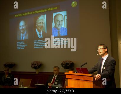 Il professor Hans-Gustaf Ljunggren di Karolinska institutet Univeristy annuncia i premi Nobel per la fisiologia o la medicina 2011 durante una conferenza stampa tenutasi a Stoccolma, Svezia, il 03 ottobre 2011. Il Premio Nobel per la Fisiologia o la Medicina del 2011 è stato diviso, Una metà insieme a Bruce A. Beutler e Jules A. Hoffmann 'per le loro scoperte riguardanti l'attivazione dell'immunità innata' e l'altra metà a Ralph M. Steinman 'per la sua scoperta della cellula dendritica e il suo ruolo nell'immunità adattativa'. Leif R Jansson / SCANPIX / kod 10020 Foto Stock