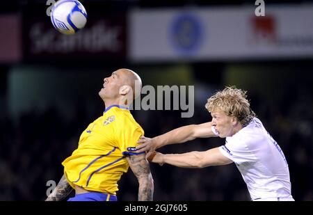 STOCCOLMA 2011-10-11 la Svezia Daniel Majstorovic vies con l'olandese Dirk Kuyt durante la partita di qualificazione DEL Gruppo E EURO 2012 tra Svezia e Paesi Bassi allo stadio Raasunda di Stoccolma, Svezia, il 11 ottobre 2011. Foto: Niklas Larsson / SCANPIX SVEZIA / code 9262 *** SWEDEN OUT *** Foto Stock