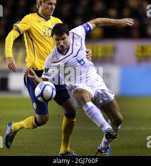 STOCCOLMA 2011-10-11 la svedese Ola Toivonen vies con il giocatore olandese Mark van Bommel durante la partita di qualificazione DEL Gruppo E EURO 2012 tra Svezia e Paesi Bassi allo stadio Raasunda di Stoccolma, Svezia, il 11 ottobre 2011. Foto: Anders Wiklund / SCANPIX / code 10040 ** SWEDEN OUT ** Foto Stock