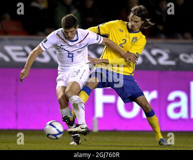 STOCCOLMA 2011-10-11 il giocatore olandese Klaas-Jan Huntelaar (L) vibra con Mikael Lustig in Svezia durante la partita di qualificazione DEL Gruppo E EURO 2012 tra Svezia e Paesi Bassi allo stadio Raasunda di Stoccolma, Svezia, il 11 ottobre 2011. Foto: Anders Wiklund / SCANPIX / code 10040 ** SWEDEN OUT ** Foto Stock