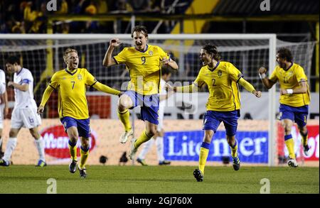 STOCCOLMA 2011-10-11 la svedese Kim Kaellstroem (C) jubilates con i compagni di squadra Sebastian Larsson (L) e Mikael Lustig dopo aver segnato il gol 1-0 durante LA partita di qualificazione DEL Gruppo E EURO 2012 tra Svezia e Paesi Bassi allo stadio Raasunda di Stoccolma, Svezia, il 11 ottobre 2011. Foto: Pontus Lundahl / SCANPIX / code 10050 ** SVEZIA VERSO L'ESTERNO ** Foto Stock