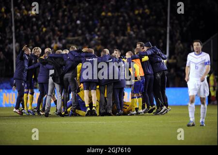 STOCCOLMA 2011-10-11 il giocatore olandese Mark van Bommel (R) si allontana per il giubilo della squadra svedese dopo aver vinto la partita di qualificazione DEL Gruppo E EURO 2012 tra Svezia e Paesi Bassi allo stadio Raasunda di Stoccolma, Svezia, il 11 ottobre 2011. Foto: Niklas Larsson / SCANPIX SVEZIA / code 9262 *** SWEDEN OUT *** Foto Stock